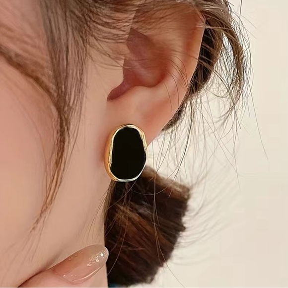 ⚜️3 for $30⚜️ French Retro Oval Black & Gold Earrings - Picture 3 of 8